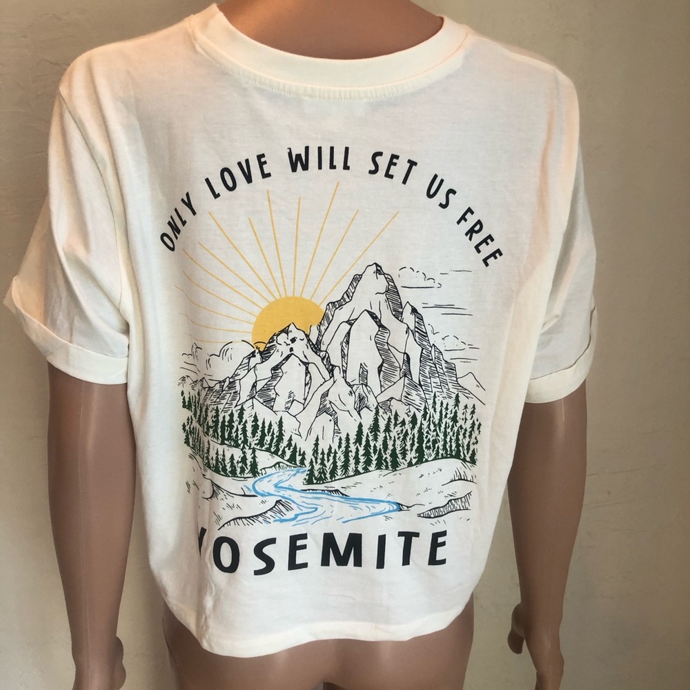 Messy Bun Just Chillin Women’s Size L Cream Cropped Shirt Casual Printed Tee